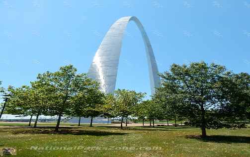 Picture of the Gateway Arch as seen from the surrounding parkland