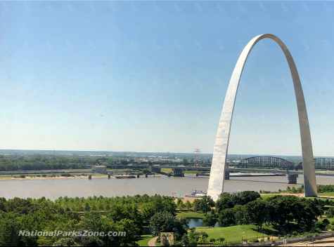 Picture of the Gateway Arch and surrounding parkland